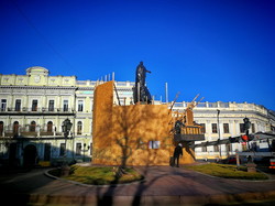 В Одесі почали зносити пам'ятник російській імператриці (ФОТО, ВІДЕО)