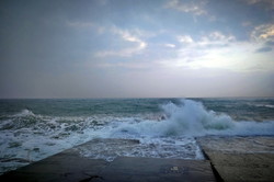 В Одесі на морі вирує сильний зимовий шторм (ВІДЕО)