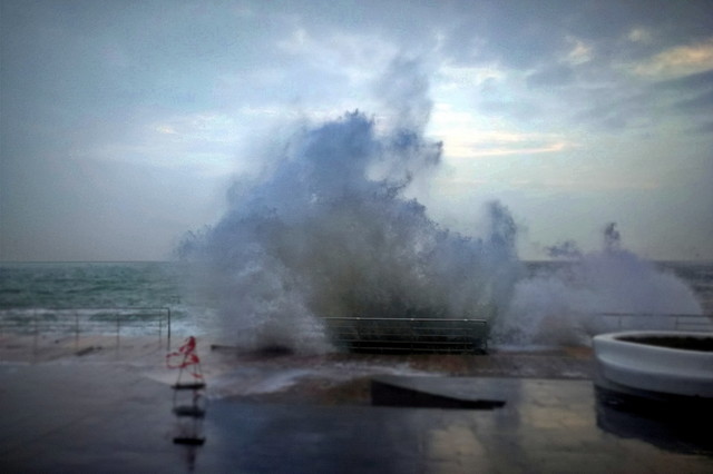 В Одесі на морі вирує сильний зимовий шторм (ВІДЕО)