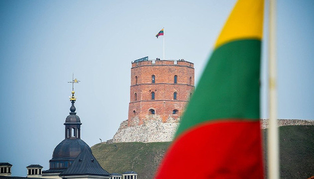 Литва одночасно запрошує Україну до НАТО і надає пакет військової допомоги