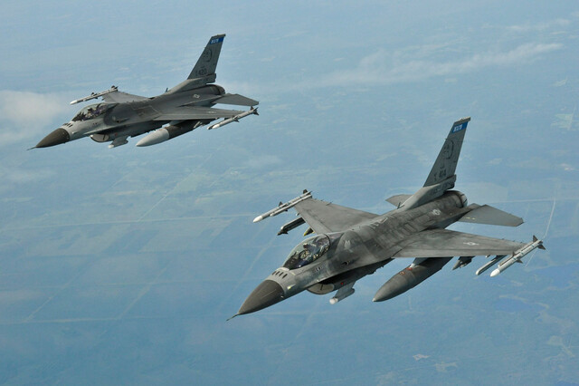 Великобританія починає процес передачі Україні винищувачів F-16