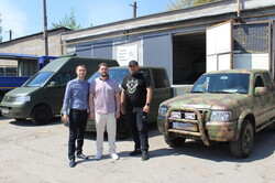 В Одесі передали військовим чергову партію автомобілів
