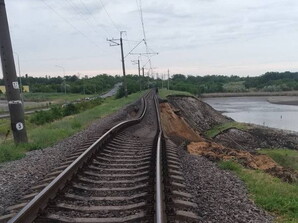 Залізнична колія до Нікополя постраждала через знищення Каховської ГЕС