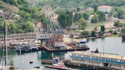 Окупанти почали розбирати захоплені українські кораблі