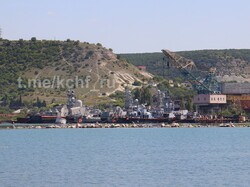 Окупанти почали розбирати захоплені українські кораблі