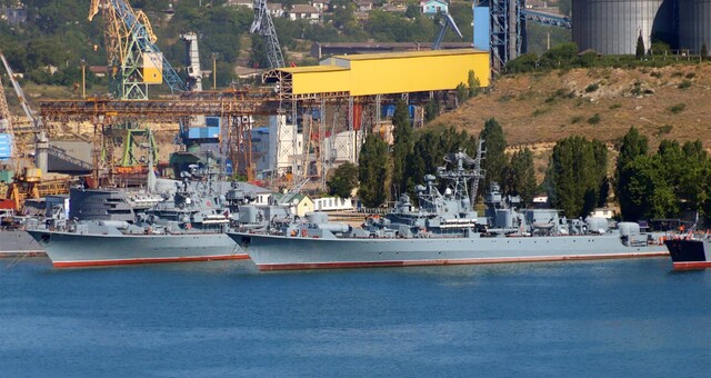 Бойові кораблі росії знову атаковані у Чорному морі