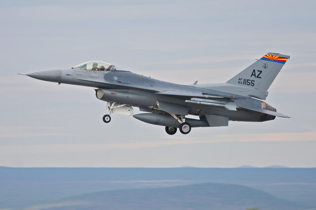 Україна може отримати перші F-16 навесні 2024 року