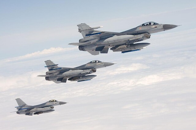 Перші винищувачі F-16 для України вже прибули на авіабази Румунії