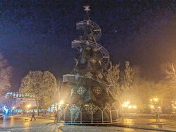 В Одесі встановили новорічну ялинку на Дерибасівській