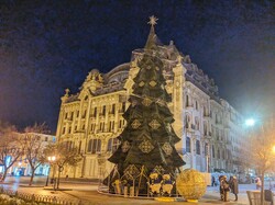 В Одесі встановили новорічну ялинку на Дерибасівській