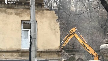 В Одесі зносять пошкоджений ракетним ударом будинок