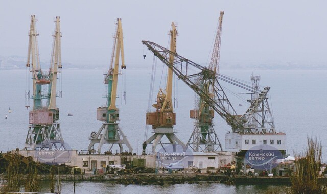 Окупанти піднімають з морського дна залишки свого десантного корабля