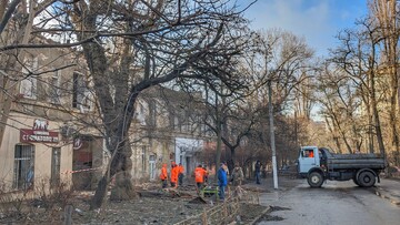 В Одесі частково демонтують пошкоджений від влучення "шахеда" старий житловий будинок