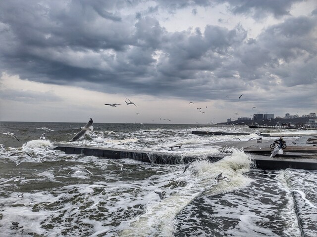 В Одесі на морі вирує шторм (ВІДЕО)