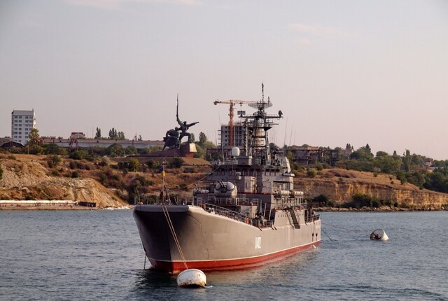 Унікальні кадри: ЗСУ змогли уразити у Севастополі відразу 4 кораблі (ВІДЕО)