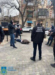 В Одеській і Запорізькій областях затримали посадовців, які брали хабарі з експортерів зерна