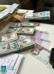 В Одеській і Запорізькій областях затримали посадовців, які брали хабарі з експортерів зерна