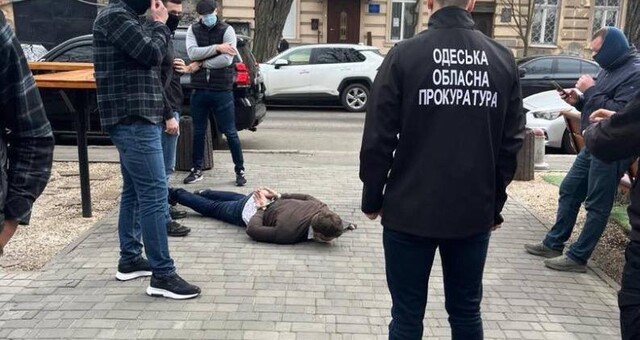 В Одеській і Запорізькій областях затримали посадовців, які брали хабарі з експортерів зерна