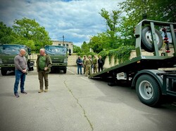 Одеса передала армії повнопривідні евакуатори