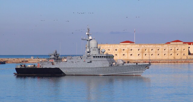 Чорноморський флот росії жалюгідно тікає з Севастополя