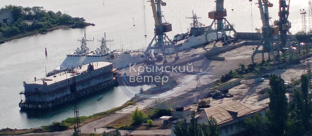 Кораблі росії у Азовському морі розділилися
