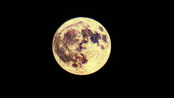 В Одесі можна було побачити "полуничний" місяць
