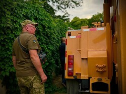 Одеса передала до армії важку евакуаційну машину