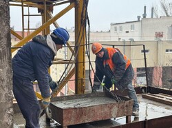 В Одесі показали відновлення пошкодженої російською ракетою багатоповерхівки