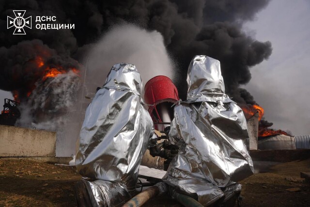 В Одесі погасили пожежу пального після російського удару