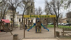 В Одесі демонтують небезпечний дитячий майданчик