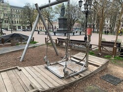 В Одесі демонтують небезпечний дитячий майданчик