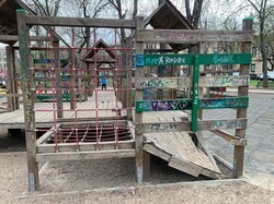 В Одесі демонтують небезпечний дитячий майданчик