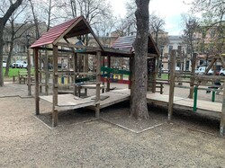 В Одесі демонтують небезпечний дитячий майданчик