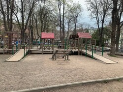 В Одесі демонтують небезпечний дитячий майданчик