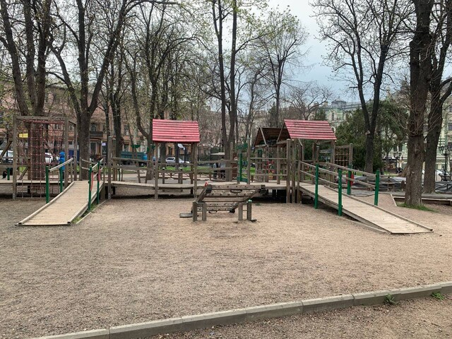 В Одесі демонтують небезпечний дитячий майданчик