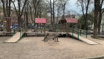 В Одесі демонтують небезпечний дитячий майданчик