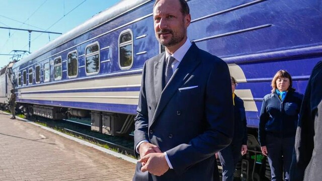 А вот и принц на белом коне, точнее, на синем поезде...