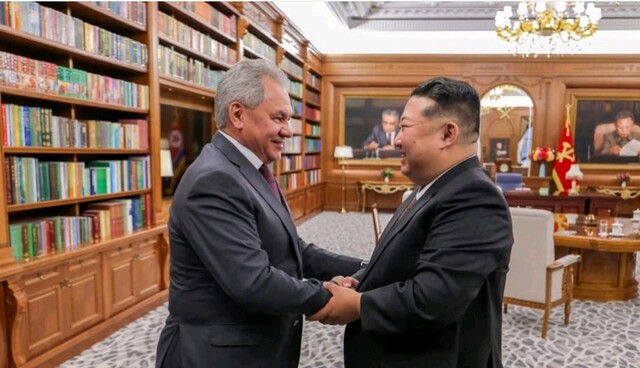 "Сцарь и великий засранец всея русни челом бьет..."