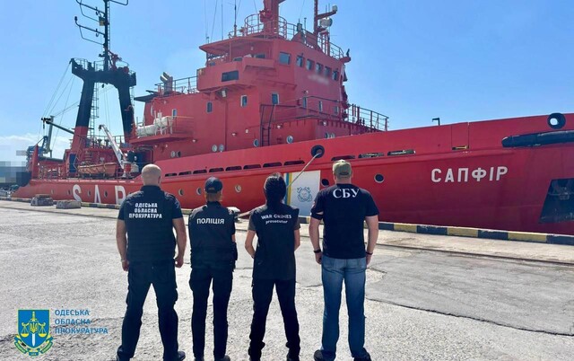 Командири двох російських кораблів, які захопили українське рятувальне судно, оголосили підозру