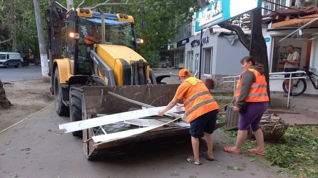Одеські комунальники ліквідовують наслідки російського удару