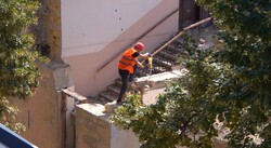 В Одесі почали відновлювати пошкоджений російським обстрілом будинок в центрі