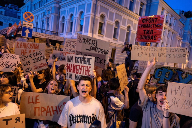 "Переведіть мене через майдан..." (кілька слів про протестні акції в Україні)