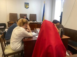 Зрадницю, яка розгорнула прапор росії в центрі Одеси, не змогли засудити