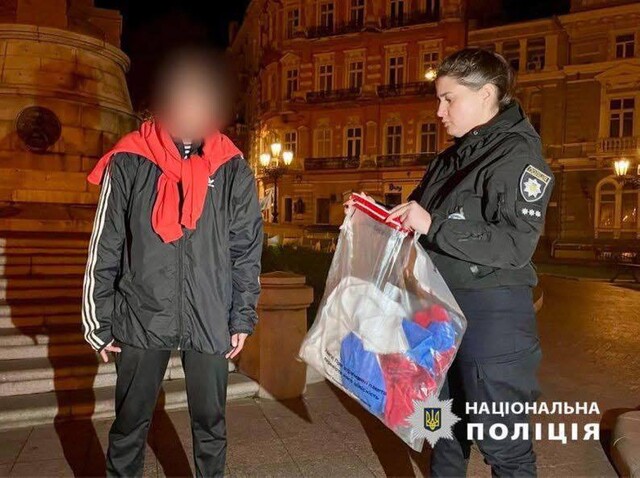 Зрадницю, яка розгорнула прапор росії в центрі Одеси, не змогли засудити