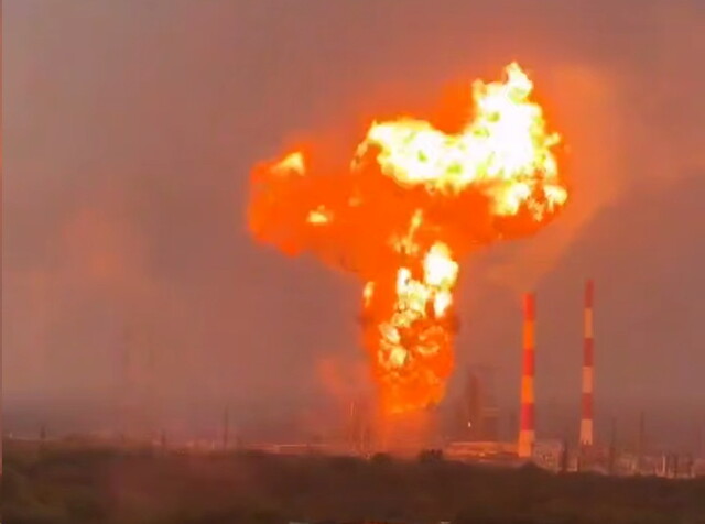 На росії атаковані нафтозаводи, аеродром і військові підприємства
