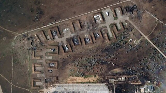 "По аэродрому, по аэродрому лроны пронеслись как по судьбе..."