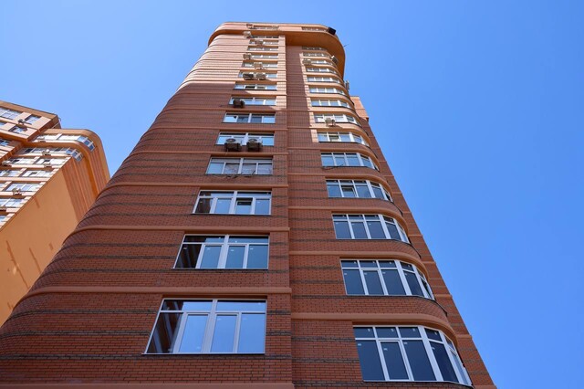 В Одесі завершили відновлення пошкодженої російською ракетою багатоповерхівки