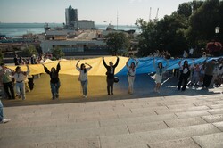 В Одесі розгорнули величезні прапори України