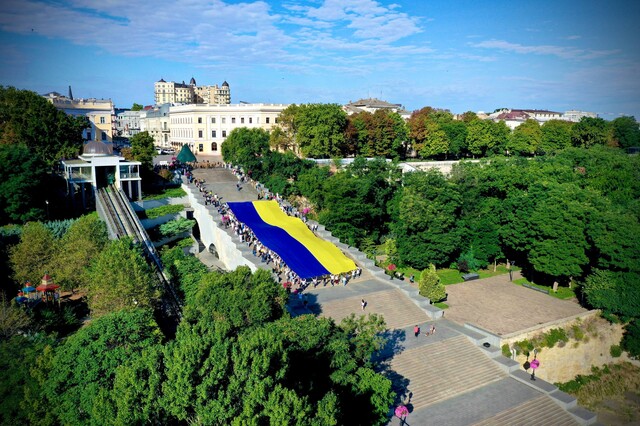 В Одесі розгорнули величезні прапори України