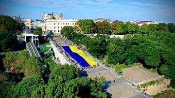 В Одесі розгорнули величезні прапори України